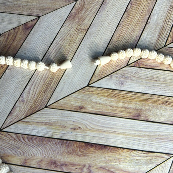 Carved bead necklace - Picture 7 of 8